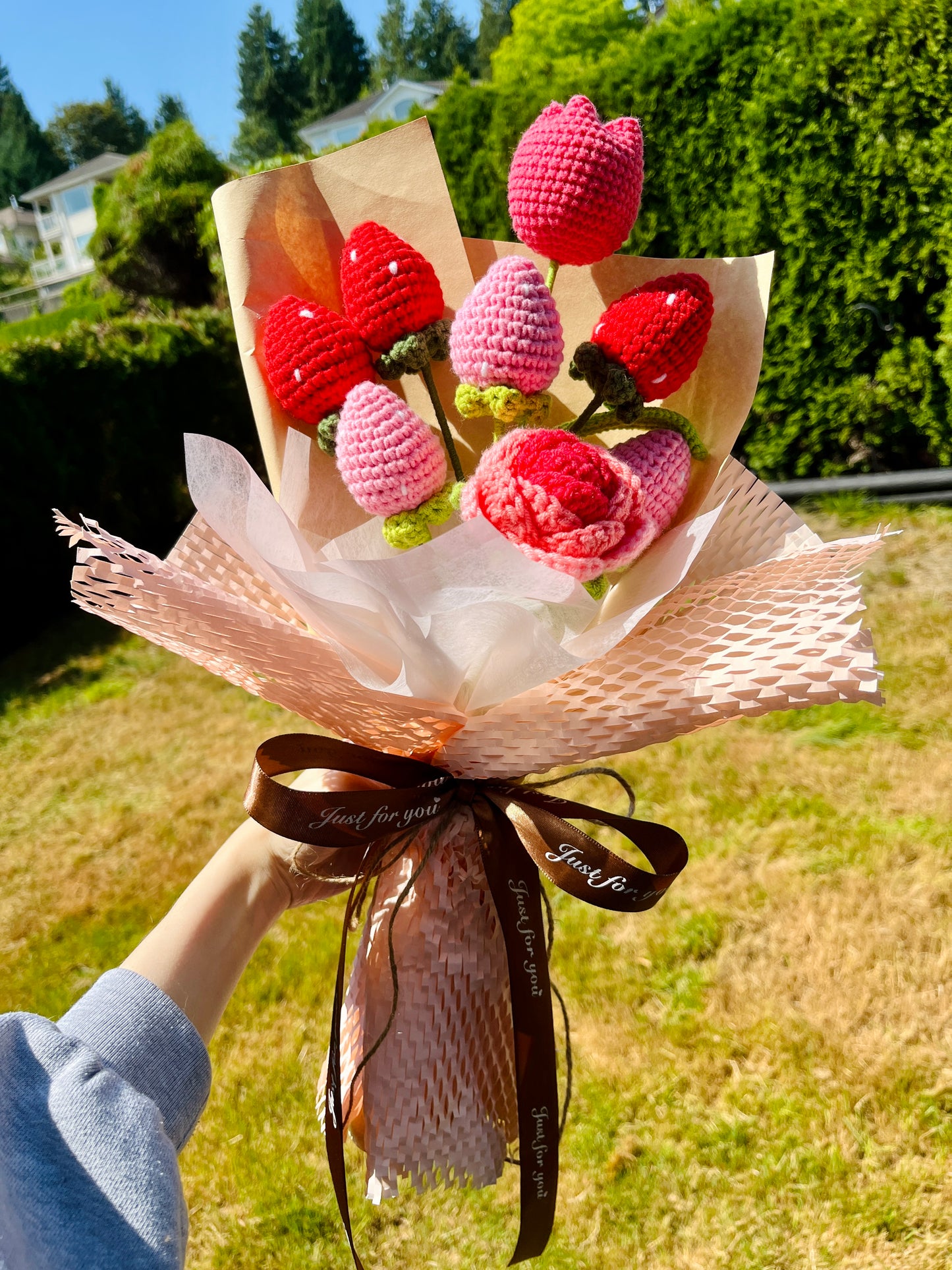 7 Stems Strawberries & Rose Bouquet with package (without the tulip)