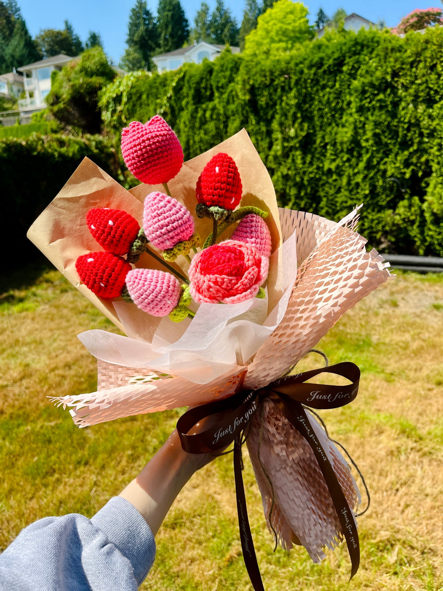 7 Stems Strawberries & Rose Bouquet with package (without the tulip)